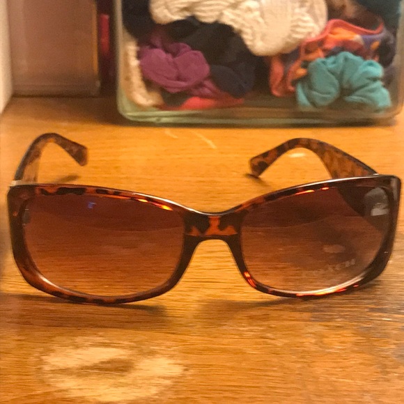 Coach Sunglasses Signature C Leopard Burgundy & Brown and Brown Signature C Case - Picture 8 of 16